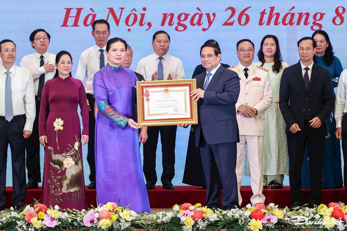 Thủ tướng Phạm Minh Chính trao tặng Huân chương Lao động hạng Ba cho đại diện lãnh đạo UBTƯ MTTQ Việt Nam vì có thành tích xuất sắc thực hiện Chương trình và phong trào thi đua “Cả nước chung tay xóa nhà tạm, nhà dột nát trong năm 2025.