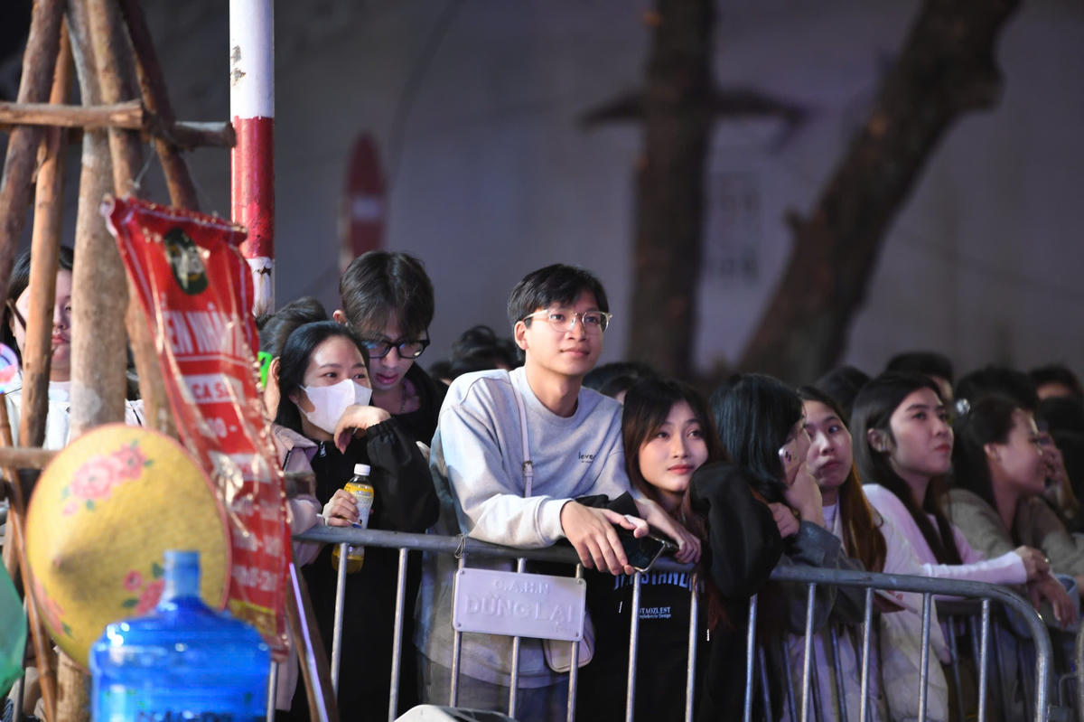 Thời khắc mọi người xích lại gần nhau. Ảnh: Phạm Sỹ.