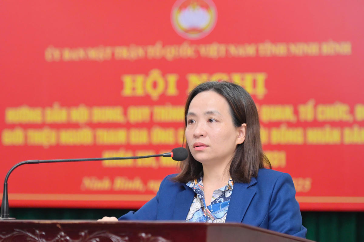 Đại diện Ủy ban Bầu cử tỉnh Ninh Bình phát biểu tại hội nghị. Ảnh: Đình Minh