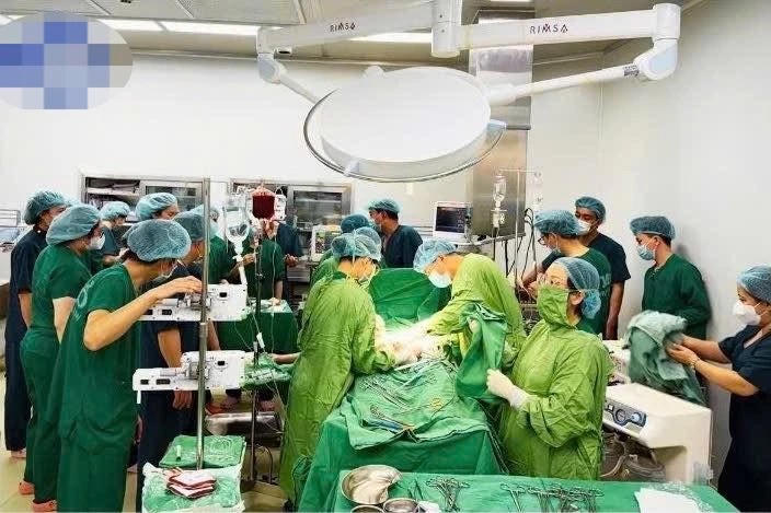 Ê kíp bác sĩ chạy đua với thời gian quyết tâm cứu sống sản phụ.