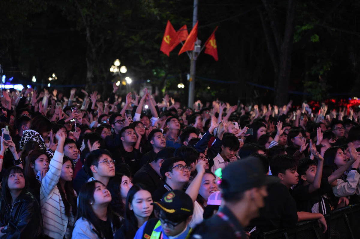 Náo nhiệt không khí đón chào năm mới 2026 ở Hồ Gươm