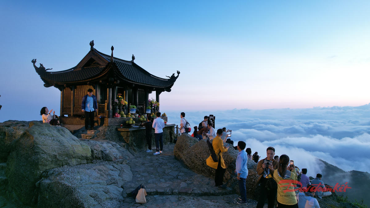 Cảnh sắc kỳ ảo trên đỉnh Chùa Đồng - Yên Tử. Ảnh: Nguyễn Quý.