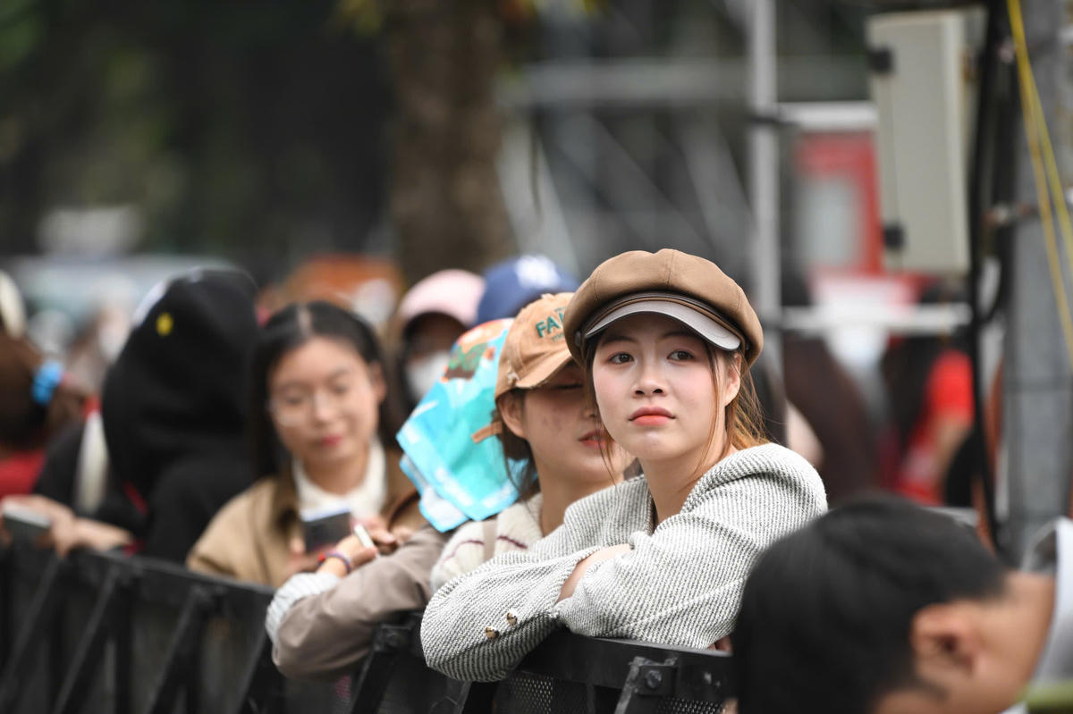 Trên khuôn mặt ai cũng mong chờ khoảnh khắc chuyển giao năm mới tại một trong những điểm đến sôi động nhất Hà Nội. Ảnh: Phạm Sỹ.