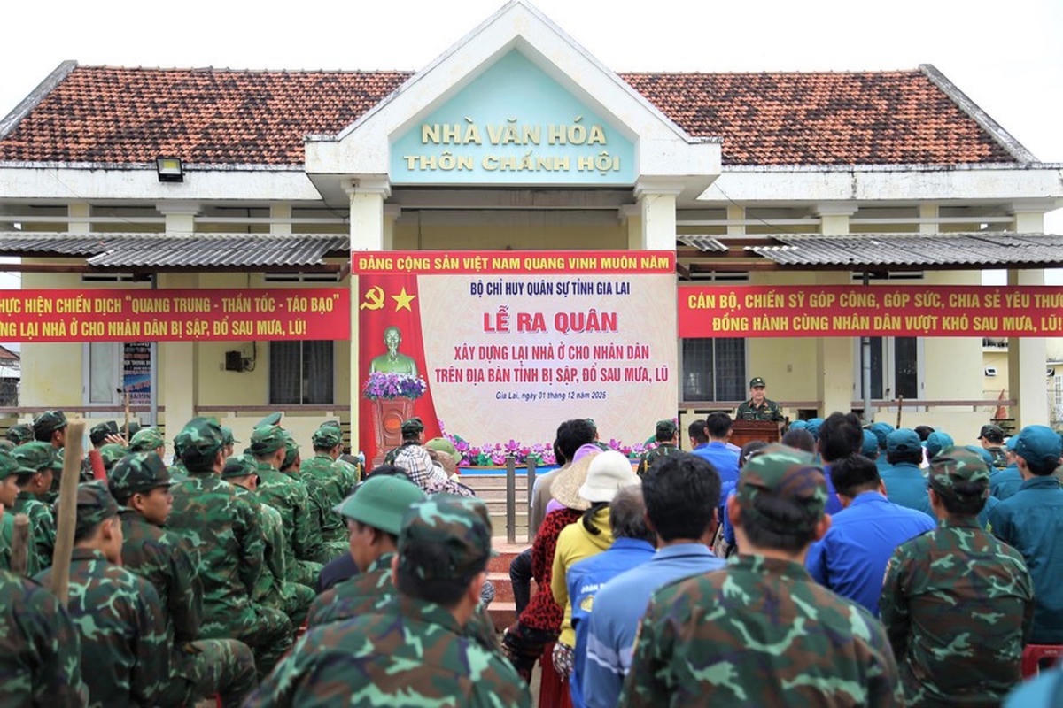 Bộ Chỉ huy quân sự tỉnh Gia Lai tổ chức lễ ra quân xây dựng lại nhà ở cho người dân bị thiệt hại do mưa lũ vừa qua. Ảnh: C.V.