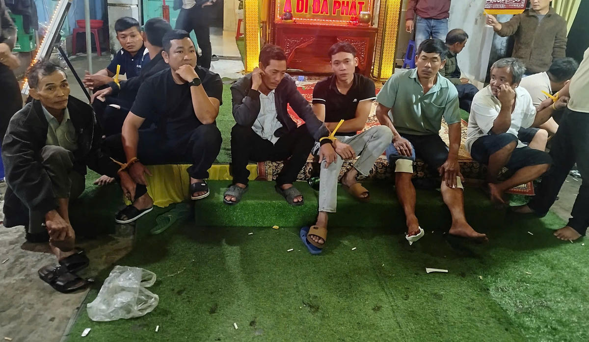 Các đối tượng đánh bạc trái phép bị phát hiện bắt giữ. Ảnh: CV.