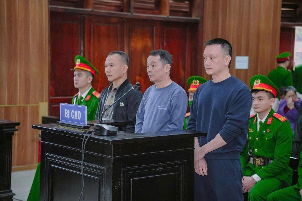 Bị cáo Nguyễn Văn Vi (ngoài cùng bên phải) tại phiên tòa. Ảnh: H.D&nbsp;