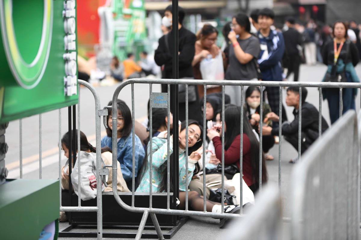 Thời tiết Hà Nội ngày cuối cùng của năm 2025 khá dễ chịu, không mưa, là điều kiện lý tưởng để mọi người đón chào năm mới. Ảnh: Phạm Sỹ.