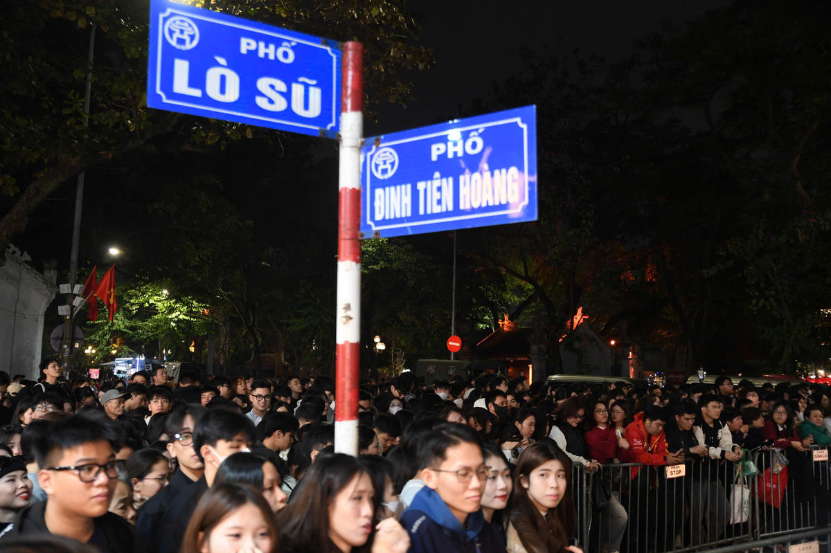 Các tuyến phố quanh hồ Gươm gần như kín đặc bởi lượng người đổ về, không khí tưng bừng và những nụ cười, tiếng reo vui. Ảnh: Phạm Sỹ.