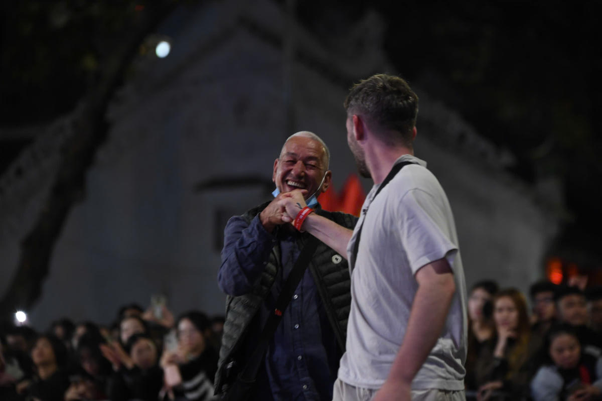 Những vị khách quốc tế quẩy tưng bừng theo những giai điệu chào đón năm mới. Ảnh: Phạm Sỹ.