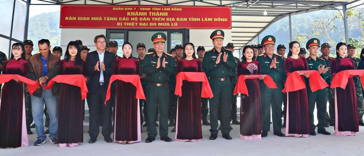 Lãnh đạo Quân khu 7 cùng sở, ngành, địa phương dự Lễ khánh thành bàn giao 4 căn nhà cho các hộ dân tại xã D’ran. (ảnh H.L)