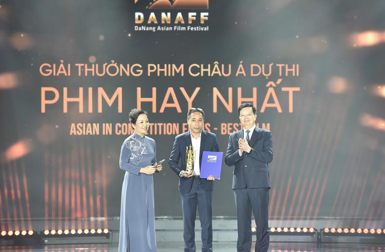 Phó Thủ tướng Mai Văn Chính và TS. Ngô Phương Lan - Chủ tịch Hiệp hội Xúc tiến phát triển Điện ảnh Việt Nam trao giải thưởng Phim châu Á dự thi hay nhất tại Liên hoan phim châu Á Đà Nẵng lần thứ III (DANAFF III). Ảnh: BTC.