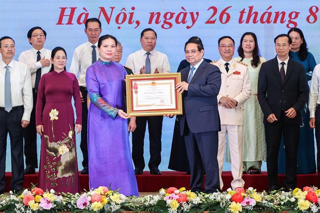 Thủ tướng trao tặng Huân chương Lao động hạng Ba cho UBTƯ MTTQ Việt Nam vì có thành tích xuất sắc thực hiện Chương trình và phong trào thi đua “Cả nước chung tay xóa nhà tạm, nhà dột nát trong năm 2025 - Ảnh: VGP/Nhật Bắc.