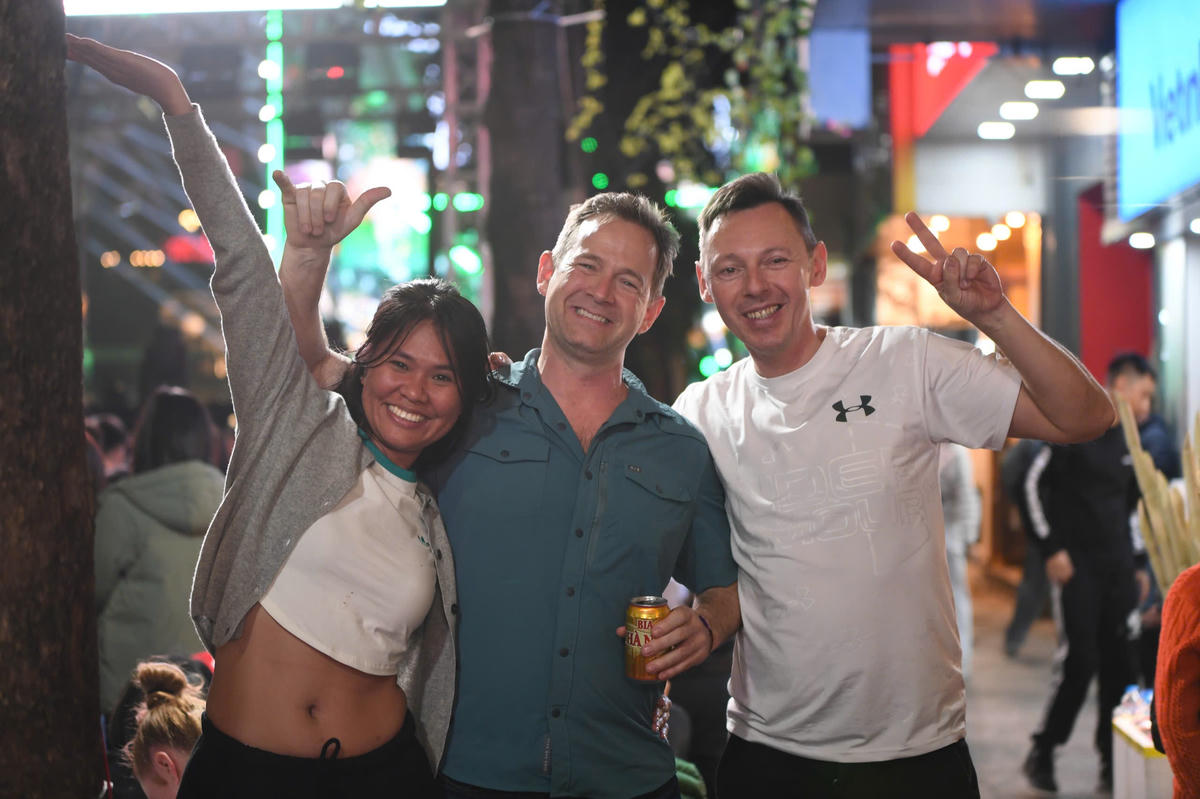 Du khách quốc tế thích thú ghi lại những hình ảnh đặc sắc, nơi văn hóa, âm nhạc và tinh thần cộng đồng gặp nhau giữa lòng Hà Nội. Ảnh: Phạm Sỹ.