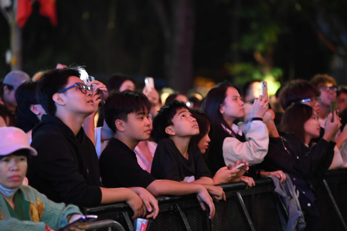 Biển người” liên tục chìm trong tiếng hò thời khắc đếm ngược đến gần. Ảnh: Phạm Sỹ.