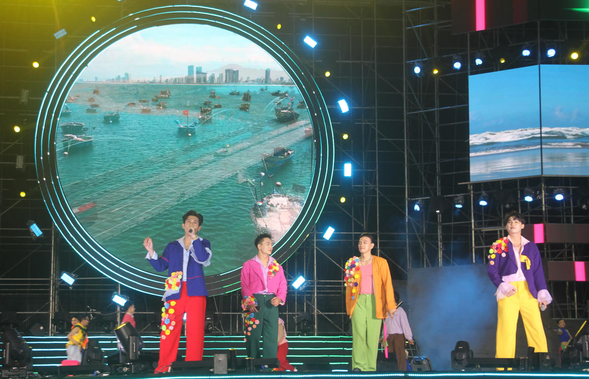 Các tiết mục hát tại chương trình. Ảnh: Chí Đại.