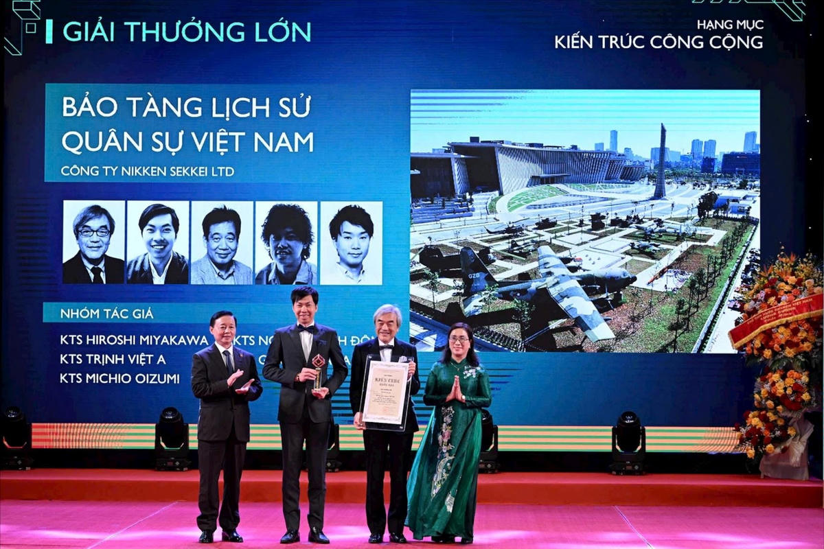 Phó Thủ tướng Chính phủ Trần Hồng Hà; Phó Trưởng ban Tuyên giáo và Dân vận Trung ương Đinh Thị Mai trao Giải thưởng Lớn cho nhóm tác giả công trình Bảo tàng Lịch sử quân sự Việt Nam. Ảnh: BTC.