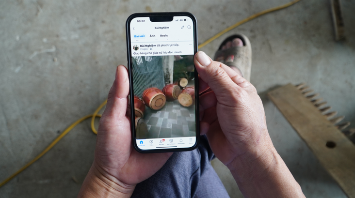 Thợ làm trống Bắc Thai mạnh dạn chuyển đổi số, đăng tải hình ảnh lên mạng xã hội để tìm kiếm đầu ra. Ảnh: H.N.