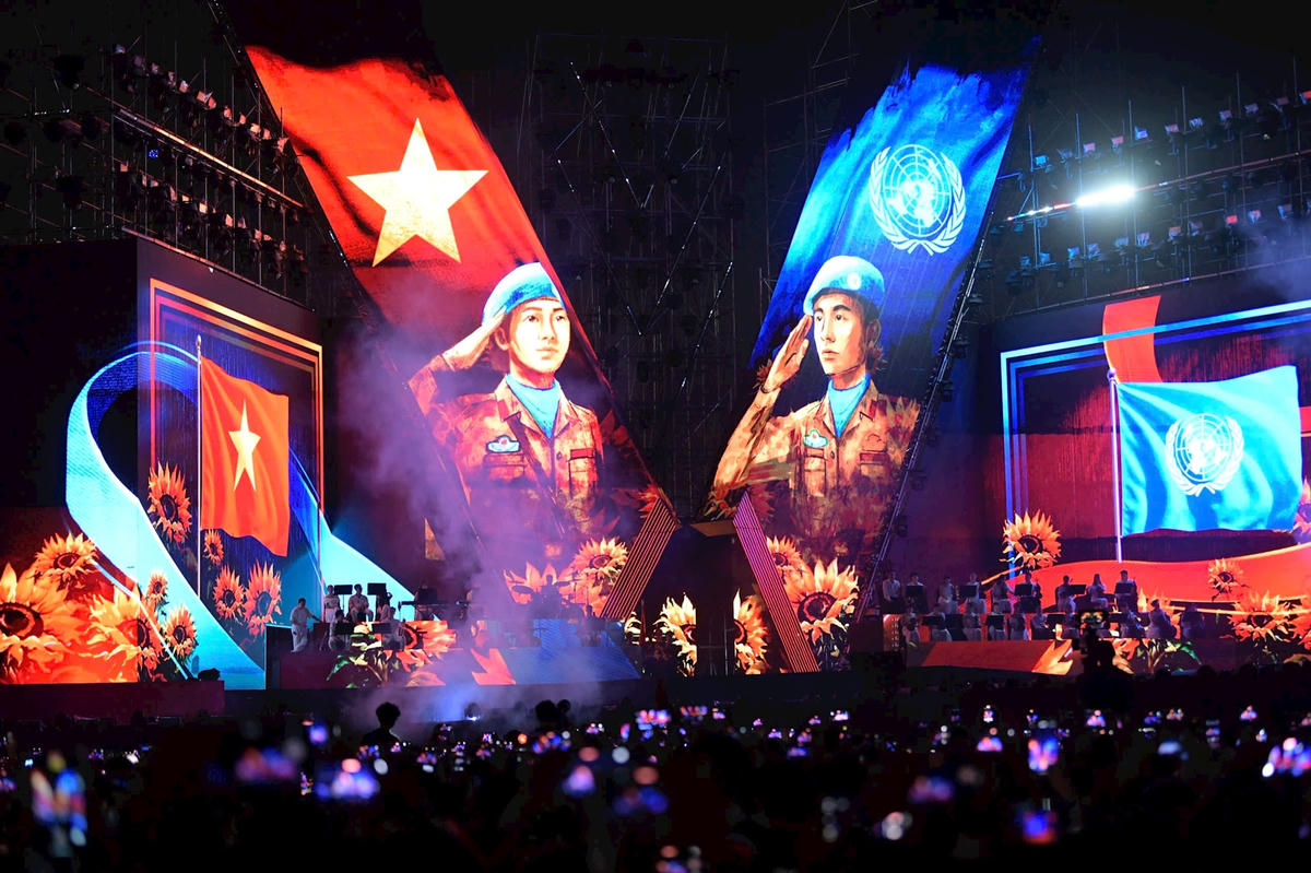 Chương trình nghệ thuật chính luận “Tổ quốc trong tim” thu hút hơn 50.000 khán giả. Ảnh: Nhân Dân