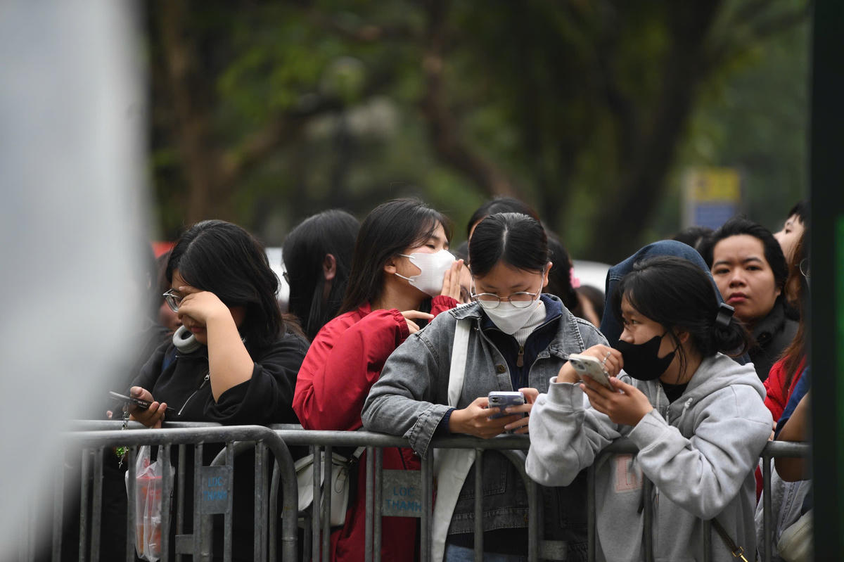 Các bạn trẻ đã xếp hàng từ rất sớm. Về chiều, hàng người càng được nối dài. Ảnh: Phạm Sỹ.