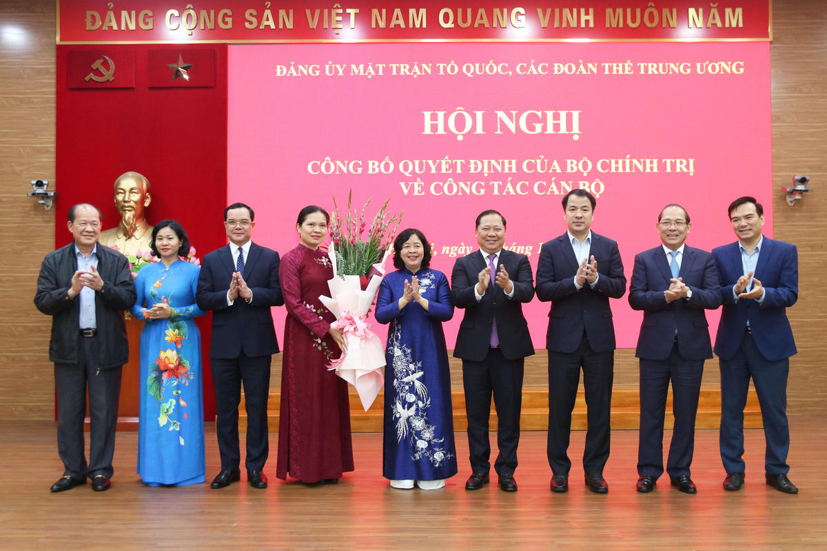 Đồng chí Bùi Thị Minh Hoài và các đồng chí trong Ban Thường vụ Đảng ủy MTTQ, các đoàn thể Trung ương tặng hoa chúc mừng đồng chí Hà Thị Nga. Ảnh: Tiến Đạt.