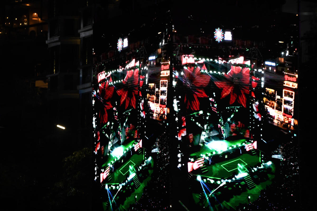 Đại tiệc âm nhạc và ánh sáng kết hợp, bùng nổ sân khấu. Ảnh: Phạm Sỹ.