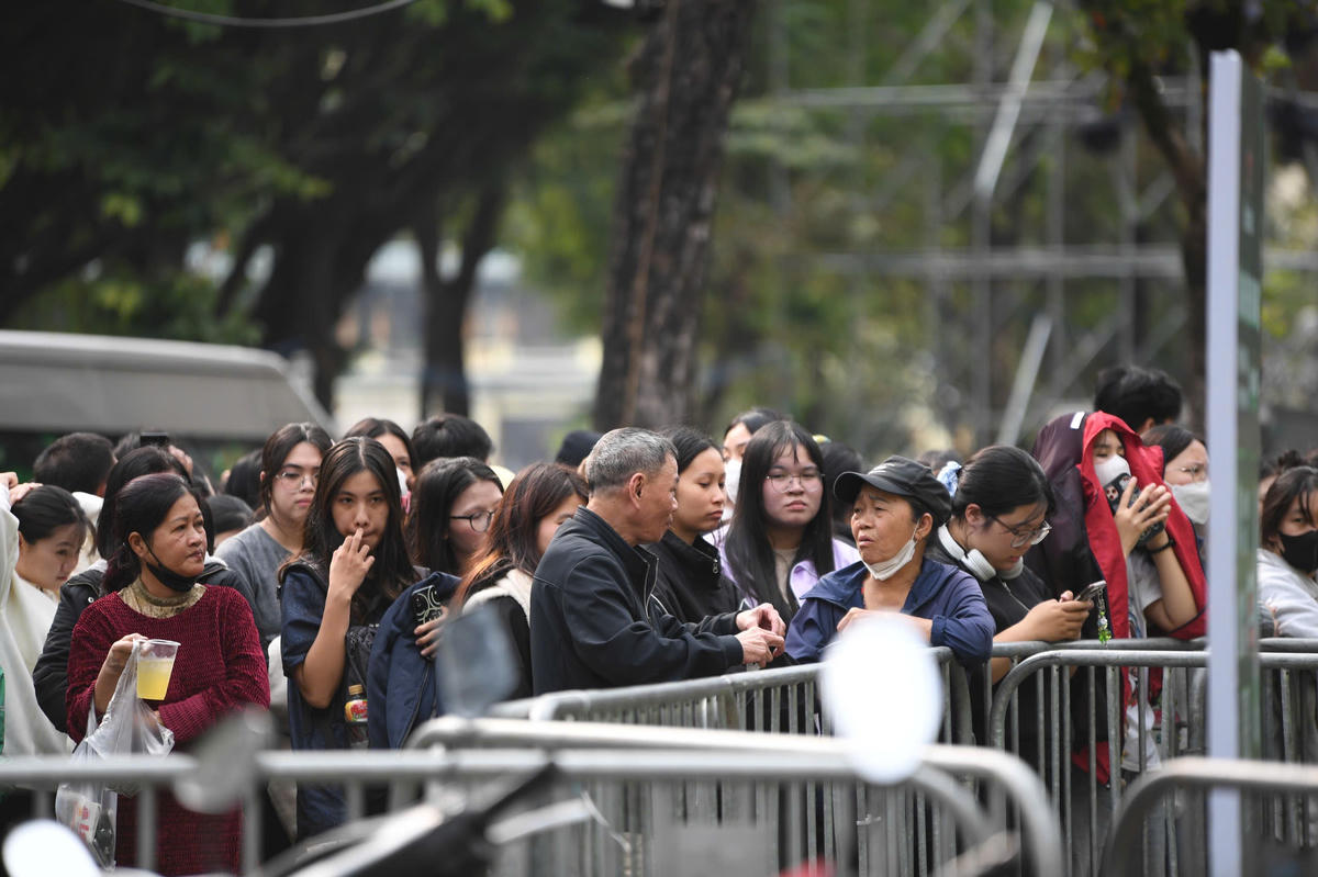 Không chỉ có sức hút đối với giới trẻ, sự kiện&nbsp;Countdown còn hấp dẫn những người lớn tuổi. Ảnh: Phạm Sỹ.