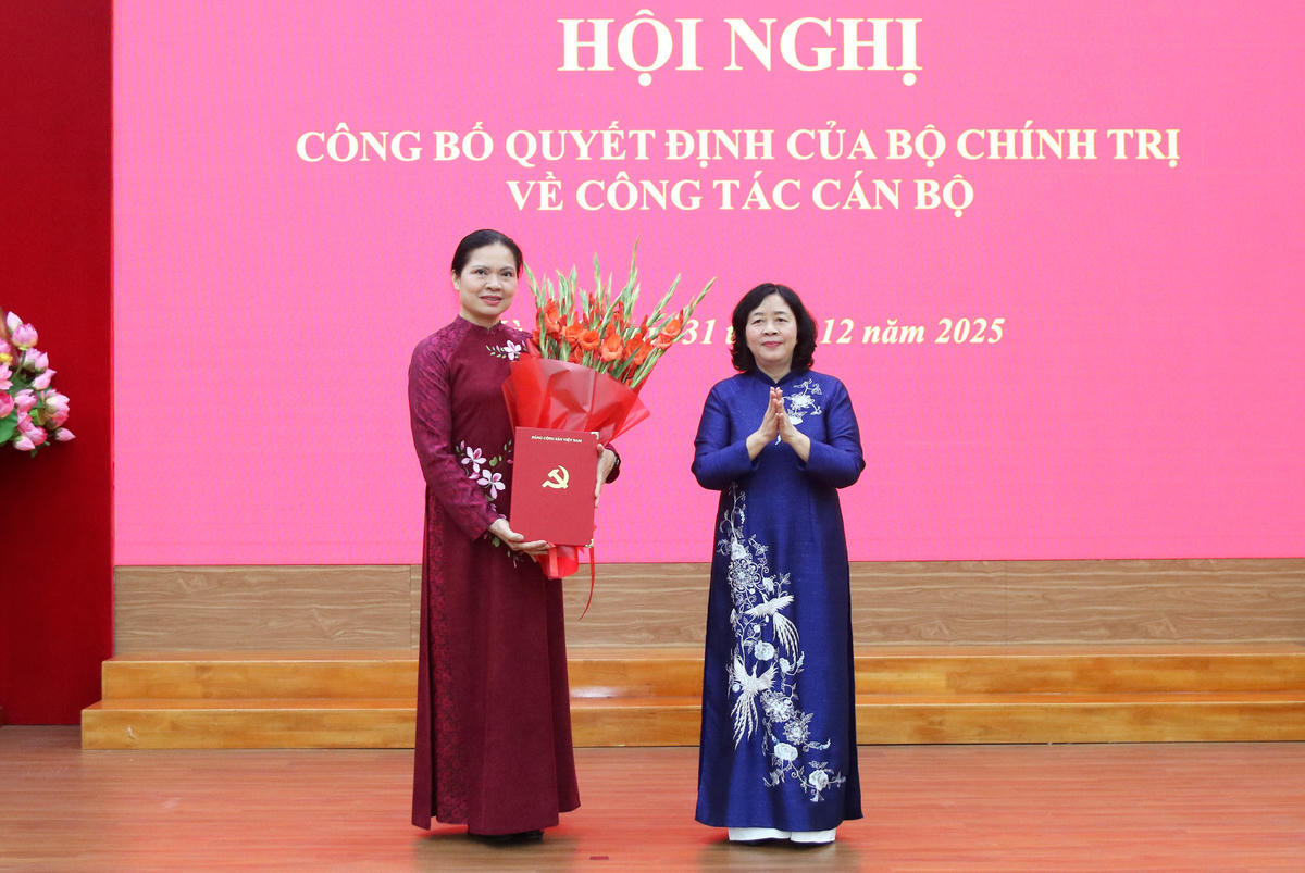 Đồng chí Bùi Thị Minh Hoài tặng hoa chúc mừng đồng chí Hà Thị Nga. Ảnh: Tiến Đạt.