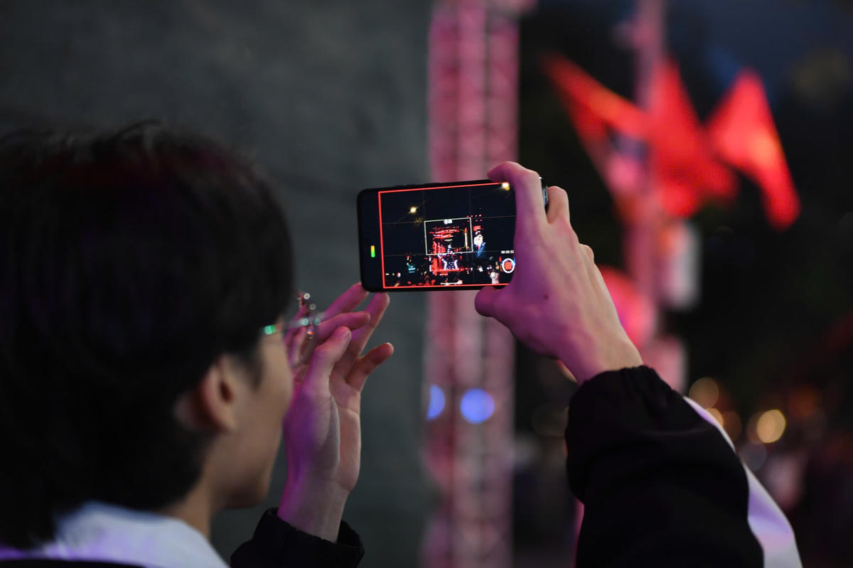 Các bạn trẻ tranh thủ lưu giữ kỷ niệm. Ảnh: Phạm Sỹ.