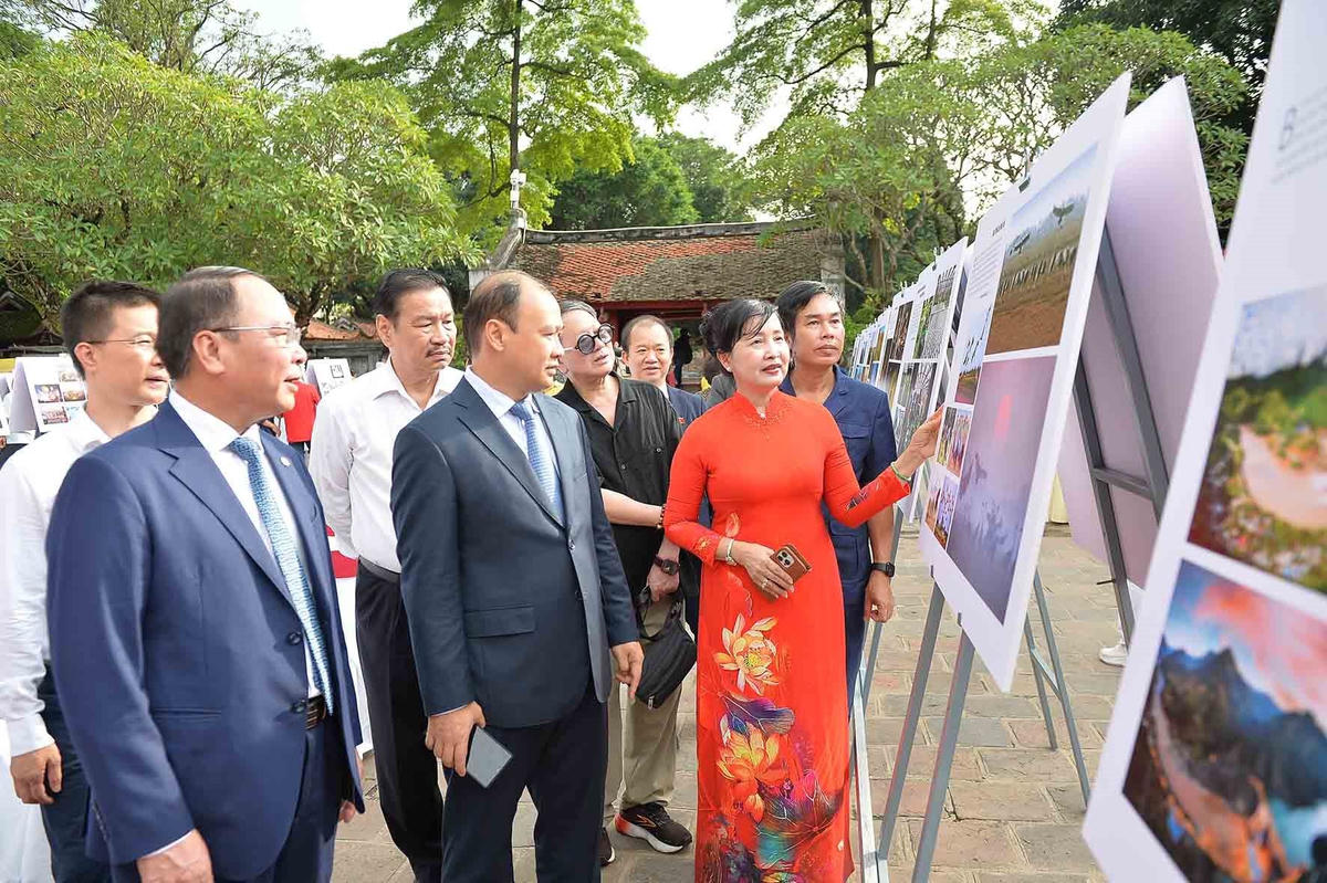 Các đại biểu tham quan Triển lãm ảnh Thời sự – Nghệ thuật “Tổ quốc – 80 mùa thu Độc lập” Ảnh: BTC.