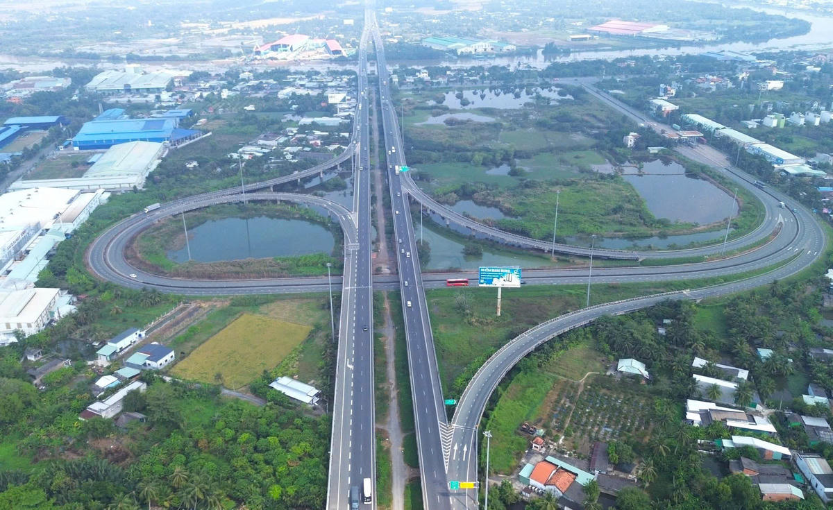 Trục đường cao tốc Bắc-Nam đã mở ra không gian phát triển cho nhiều đô thị phía Nam. Ảnh: Đ.Xá.