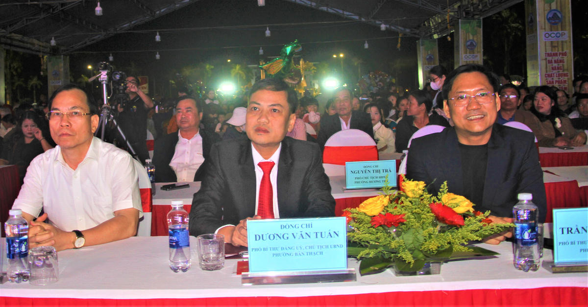 Các đại biểu tham dự Chương trình liên hoan nghệ thuật quần chúng với chủ đề “Bàn Thạch chào năm mới 2026”. Ảnh: Nguyễn Tín.