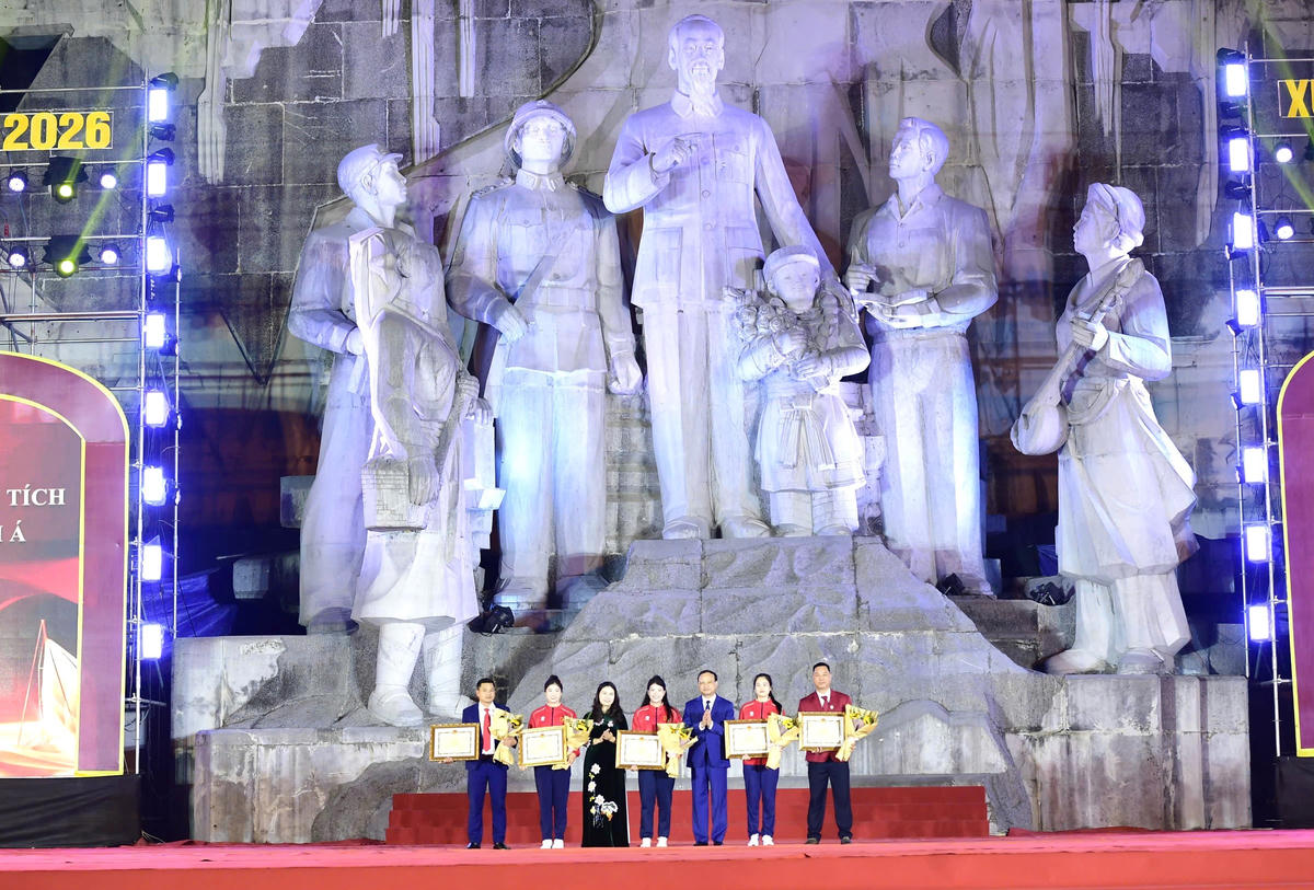 Lãnh đạo tỉnh Tuyên Quang trao Bằng khen cho các huấn luyện viên, vận động viên có thành tích xuất sắc tại Seagame 33. Ảnh: X.T.