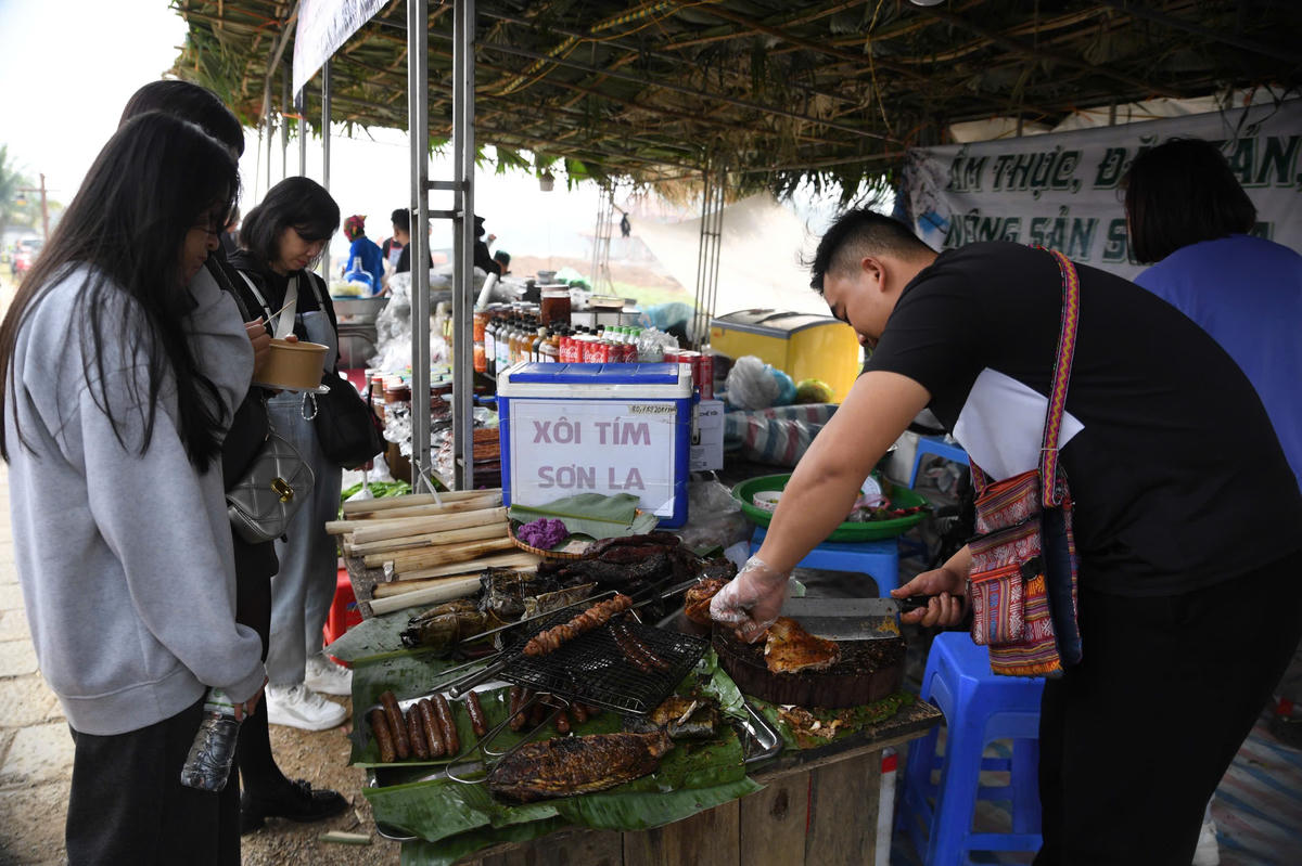 Rộn ràng chợ phiên vùng cao chào năm mới
