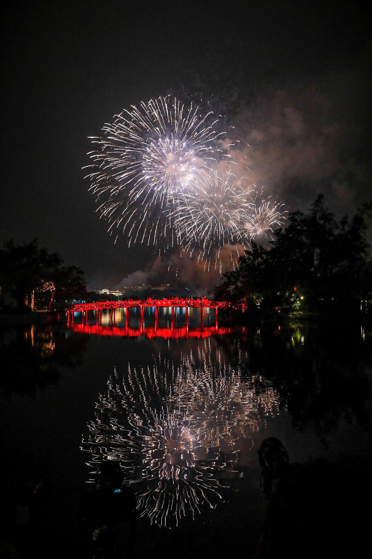 0h ngày 1/1/2026, Hồ Gươm biến thành một đại sân khấu ánh sáng. Ảnh: Phạm Sỹ.