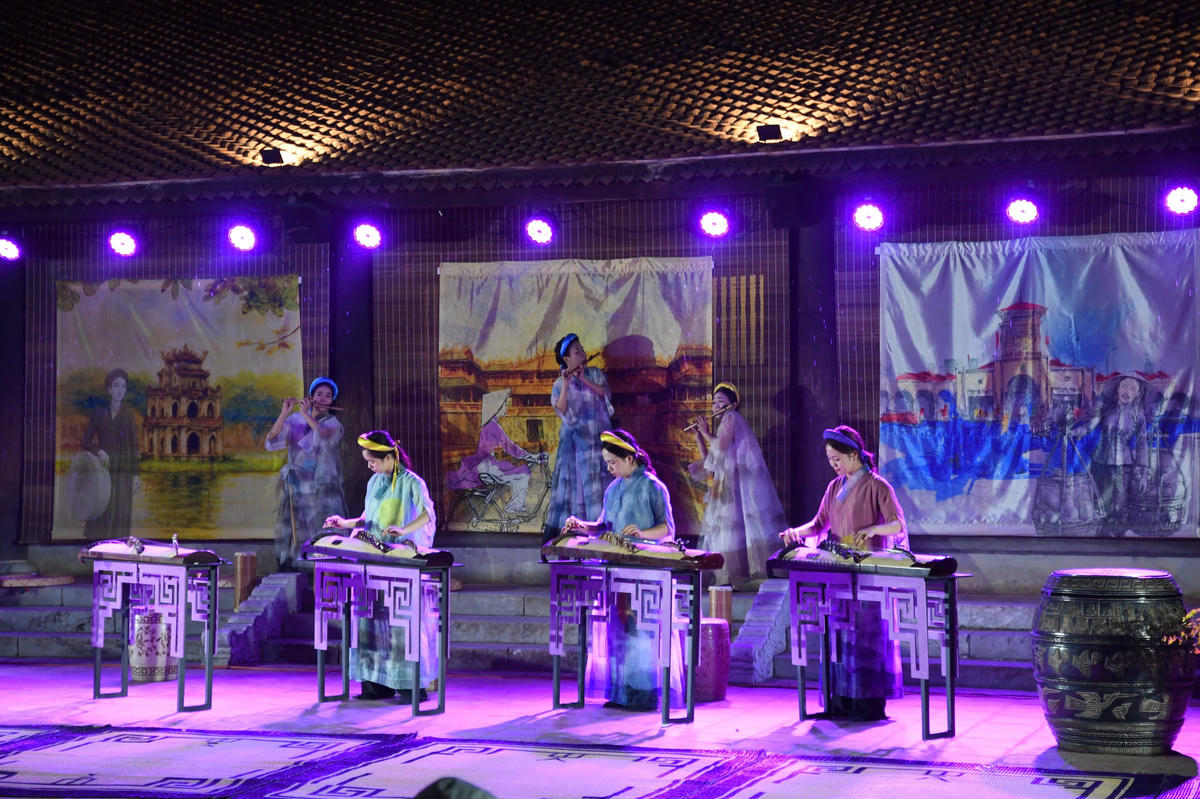 Chương trình "Âm sắc Việt" lựa chọn âm nhạc và nghệ thuật truyền thống làm phương tiện biểu đạt, qua đó mở rộng cách tiếp cận về giá trị giáo dục của Văn Miếu – Quốc Tử Giám trong đời sống đương đại. Ảnh: Phạm Sỹ.