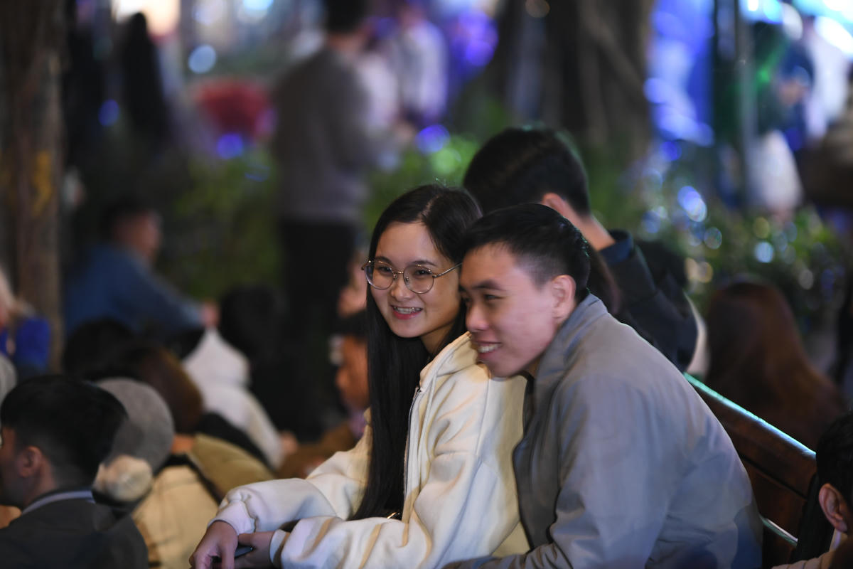 Những cử chỉ trìu mến lan tỏa tinh thần gắn bó đầu năm. Ảnh: Phạm Sỹ.