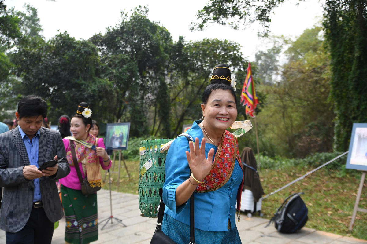 Đồng bào về phiên chợ với tâm thế hứng khởi, mang theo những kỳ vọng tốt đẹp và tiếng cười rộn ràng, mở đầu một năm mới tràn đầy hy vọng. Ảnh: Phạm Sỹ.