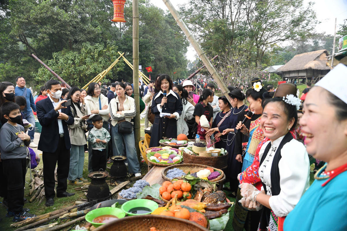 Rộn ràng chợ phiên vùng cao chào năm mới