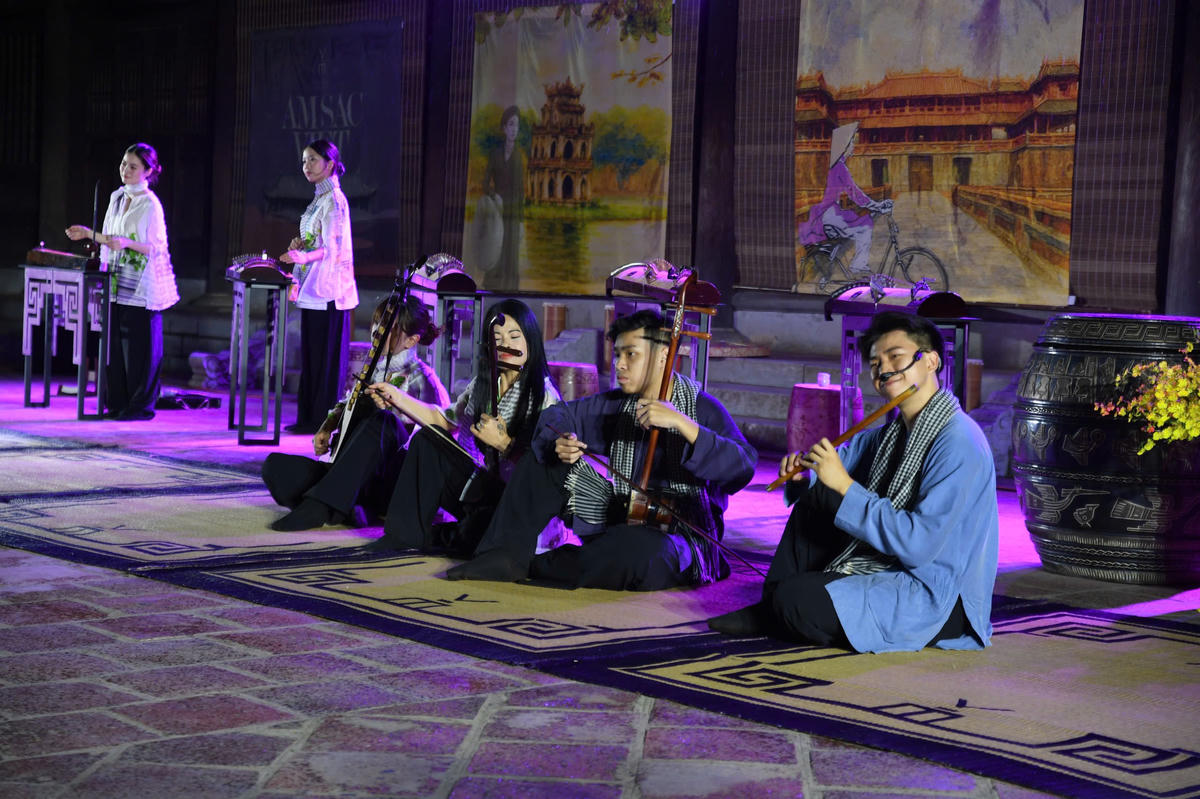 Âm thanh của các nhạc cụ dân tộc vang lên trong không gian di sản không chỉ tạo nên trải nghiệm thẩm mỹ, mà còn gợi mở câu chuyện về sự truyền dạy, gìn giữ và phát huy các giá trị văn hoá phi vật thể của dân tộc. Ảnh: Phạm Sỹ.
