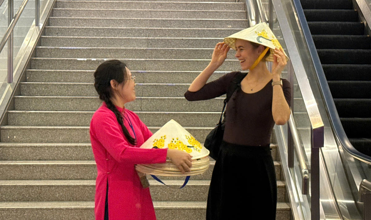 Du khách quốc tế rất ấn tượng với món quà nón lá được ngành du lịch thành phố gởi tặng. Ảnh: H.T