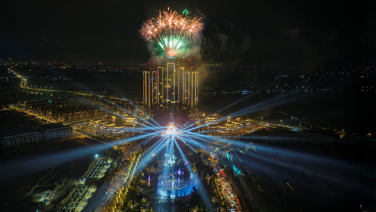 Bữa tiệc âm thanh, ánh sáng pháo hoa tại Eco Central Park Countdown