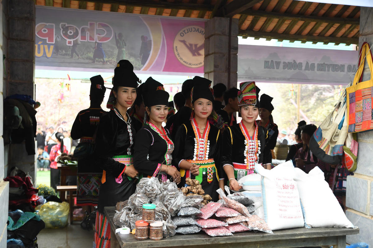 Rộn ràng chợ phiên vùng cao chào năm mới