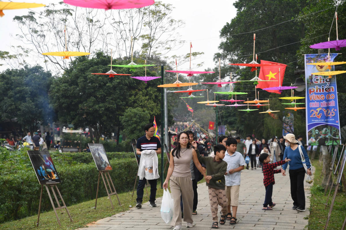 Sắc màu vùng cao rộn ràng giữa lòng Thủ đô trong kỳ chợ phiên Chào năm mới 2026. Video: Phạm Sỹ.