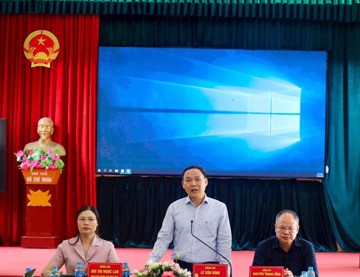 Bí thư Đảng ủy xã Lê Văn Bính.