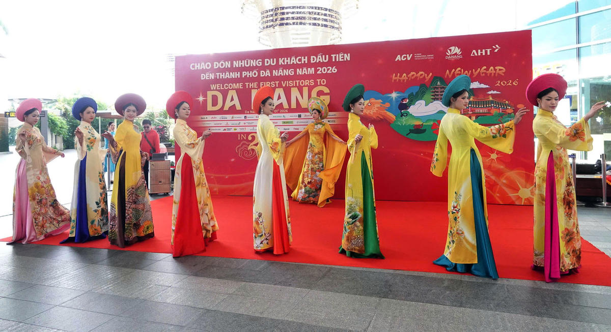 Biểu diễn áo dài truyền thống tại ga đến quốc tế. Ảnh: Nguyễn Tú.