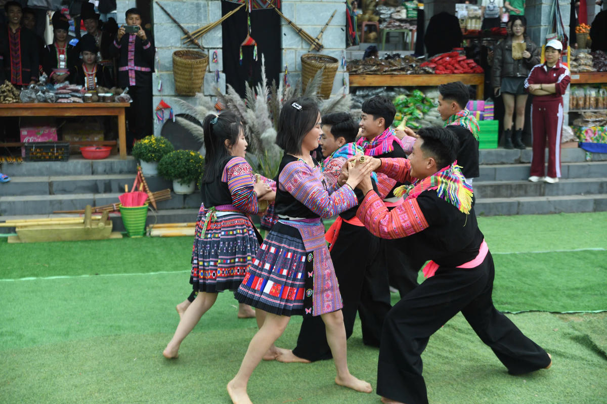 Đồng bào các dân tộc góp mặt với những tiết mục văn nghệ mang đậm dấu ấn truyền thống, tạo điểm nhấn cho không gian lễ hội. Ảnh: Phạm Sỹ.