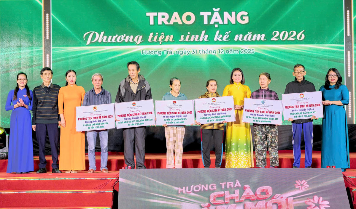 Lãnh đạo phường Hương Trà trao sinh kế cho người dân địa phương. Ảnh: CV.