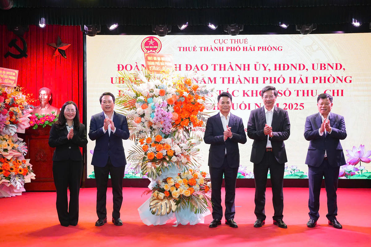 Chủ tịch UBND thành phố Lê Ngọc Châu biểu dương Sở Tài chính về những kết quả trong năm 2025. Ảnh: ĐT.&nbsp;