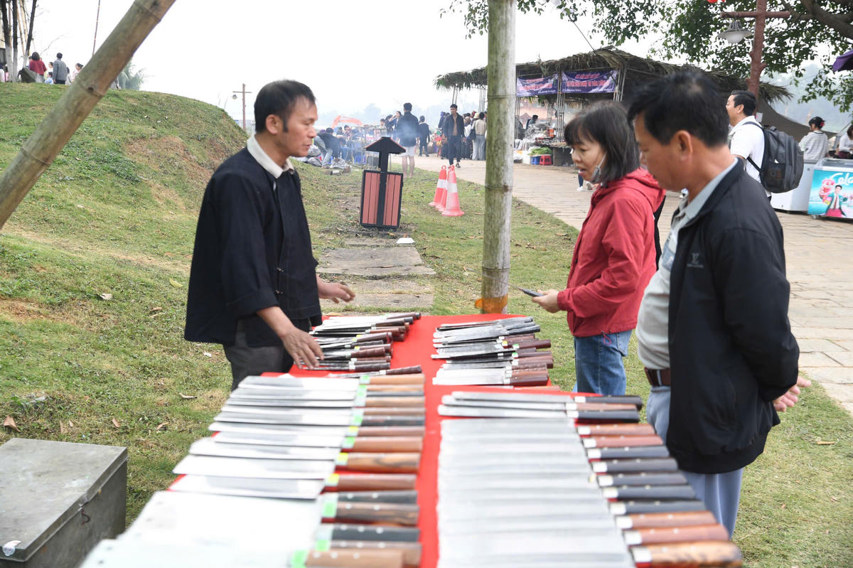 Rộn ràng chợ phiên vùng cao chào năm mới