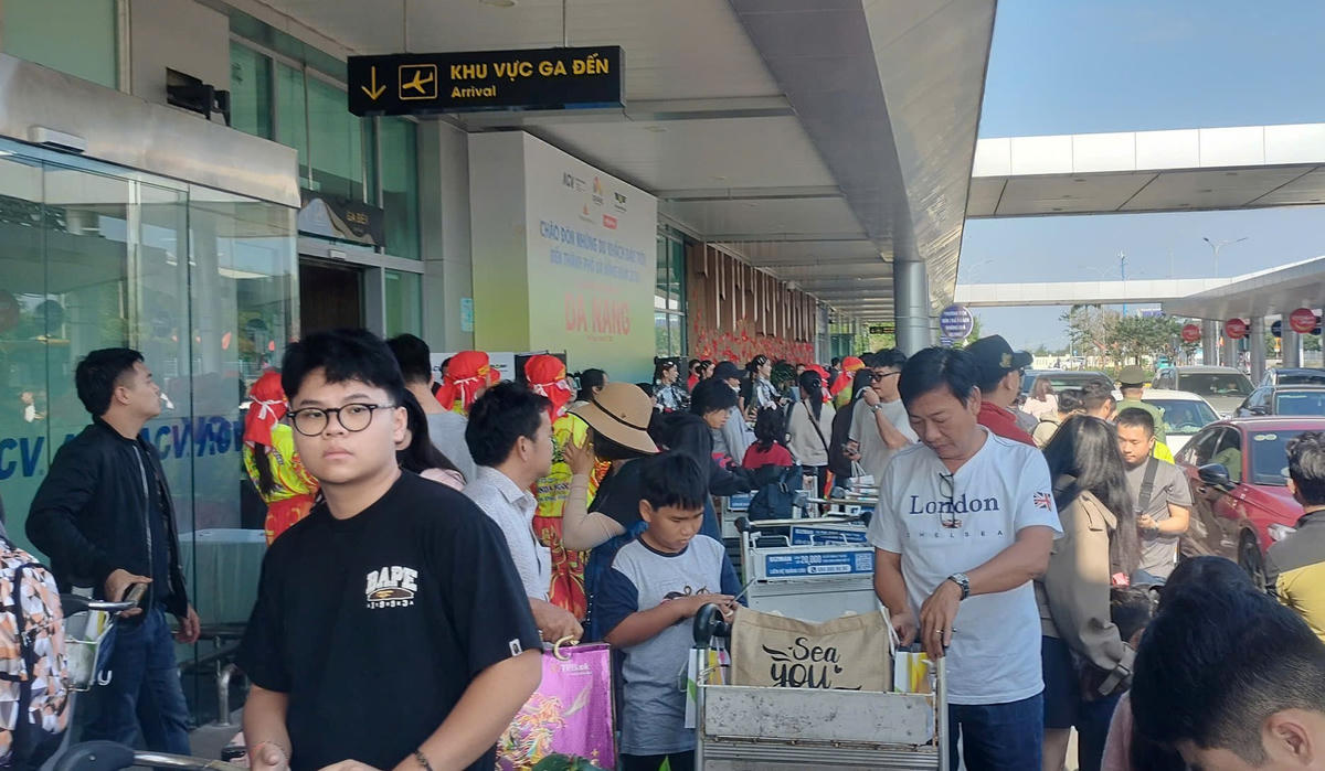 Những hành khách đến sân bay Chu Lai đầu năm mới 2026. Ảnh: Tấn Thành.